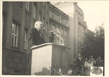 Άνδρας στο βήμα.