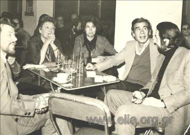 Η Αμαλία Φλέμινγκ συντροφιά με τους ηθοποιούς Βασίλη Διαμαντόπουλο, Γιώργο Μιχαλακόπουλο και Πέτρο Φυσούν.