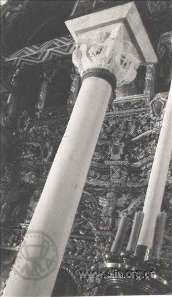 Μονή Βατοπεδίου, κολώνα ναού.