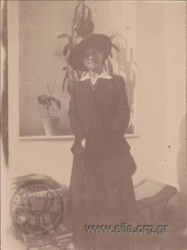 Γυναίκα σε βεράντα.