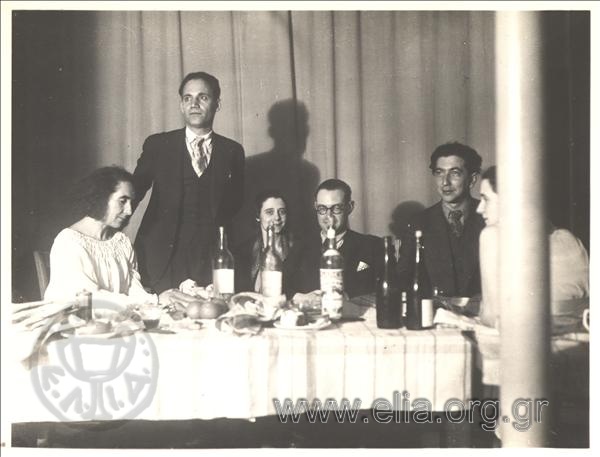Ελπίδα Καστανάκη, Θράσος Καστανάκης και Αντρέ Μιραμπέλ με συντροφιά σε γεύμα.