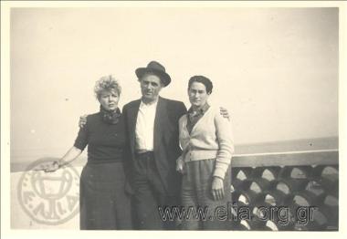 Η Ελπίδα Καστανάκη με συντροφιά.