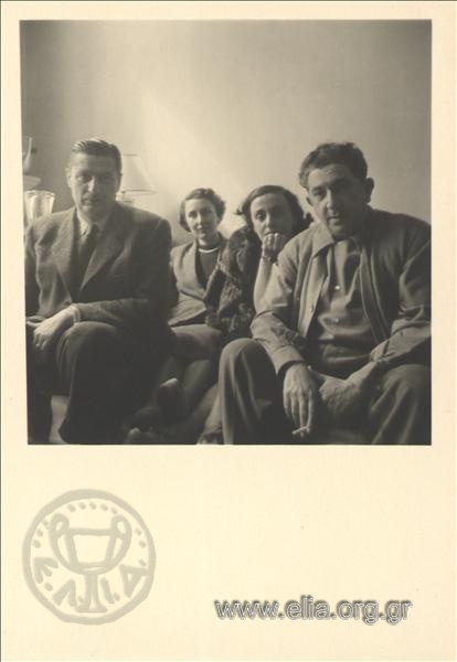 Ο Θράσος Καστανάκης με τον Μ. Καραγάτση και δύο γυναίκες.