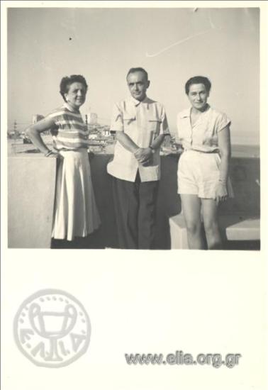 Η Ελπίδα Καστανάκη με φίλους στη βεράντα του σπιτιού της.