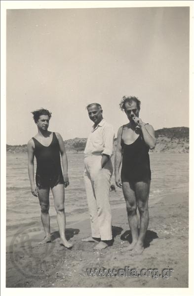 Ο Θράσος Καστανάκης με συντροφιά σε παραλία.
