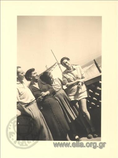 Η Ελπίδα Καστανάκη με την οικογένεια Roger Milliex στη βεράντα του σπιτιού της.