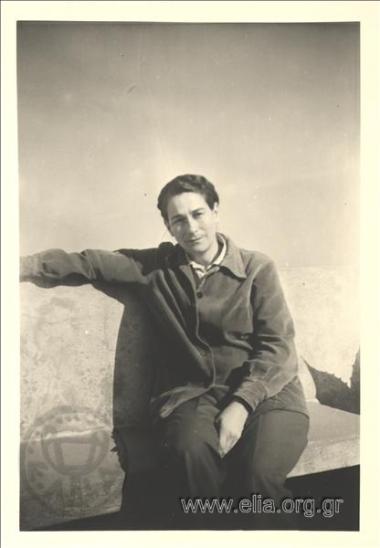 Η Ελπίδα Καστανάκη στη βεράντα του σπιτιού της.