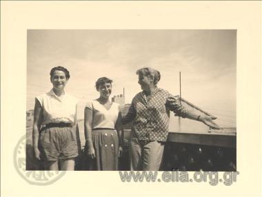 Η Ελπίδα Καστανάκη με τη Gisèle Prassinos και μία άγνωστη.