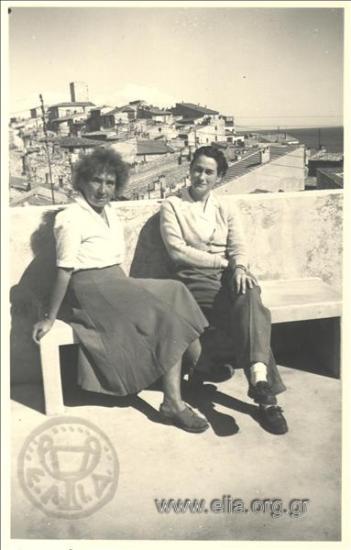 Η Ελπίδα Καστανάκη με την Claire St Soline στη βεράντα του σπιτιού της.