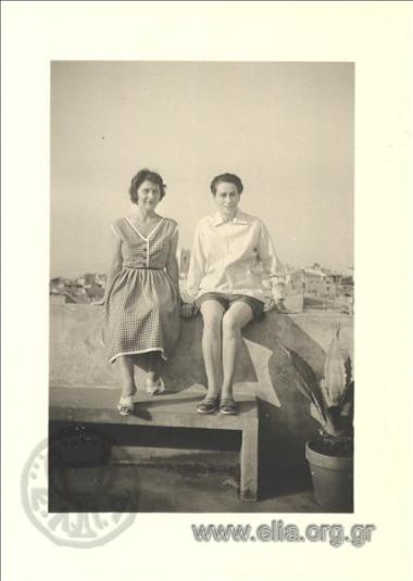 Η Ελπίδα Καστανάκη με τηνGisèle Prassinos στη βεράντα του σπιτιού της.