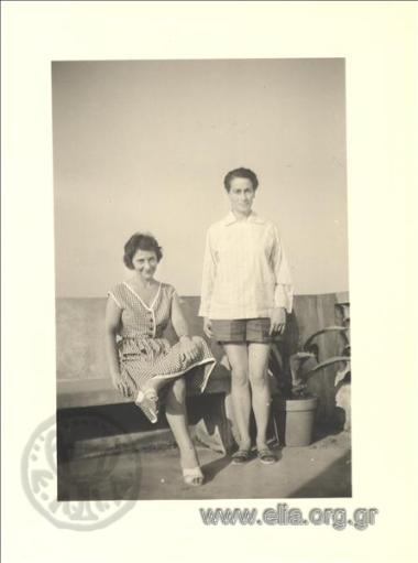 Η Ελπίδα Καστανάκη με την Gisèle Prassinos στη βεράντα του σπιτιού της.