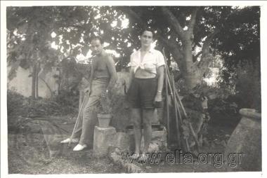 Ο Γιαννούλης Σαραντίδης και η Ελπίδα Καστανάκη στον κήπο της  βίλας Aurore.