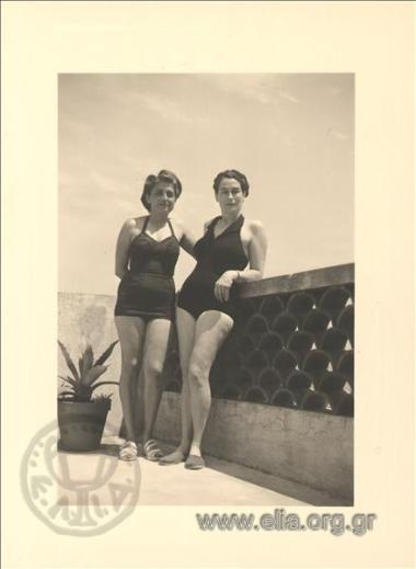 Η Ελπίδα Καστανάκη με φίλη στη βεράντα του σπιτιού της με μαγιό.