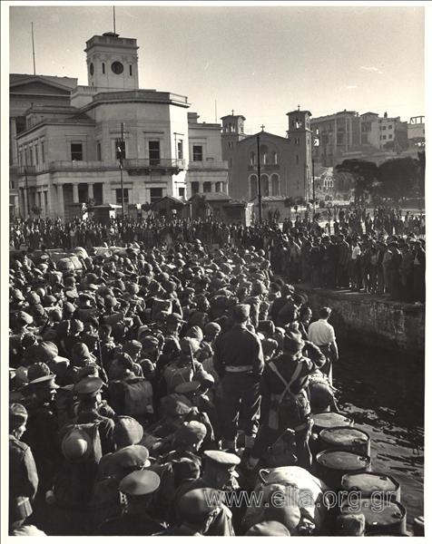 Οκτώβριος 1944. Βρετανικά στρατεύματα φτάνουν στον Πειραιά. Μαζί τους αποβιβάζεται ο Ντμίτρι Κέσελ.