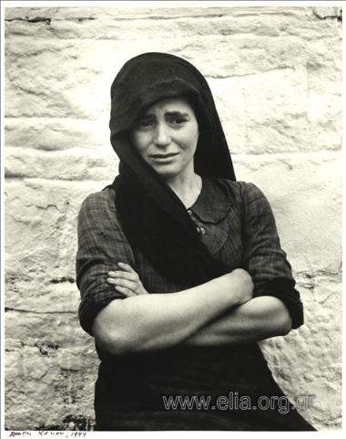 Νοέμβριος. Νέα γυναίκα θρηνεί τη μητέρα της που εκτελέσθηκε από τους γερμανούς τέσσερις μήνες πριν. 