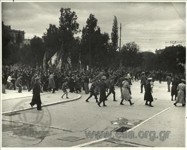 Κυριακή 3 Δεκεμβρίου. Διαδήλωση στην Αθήνα των οπαδών του ΕΑΜ.   