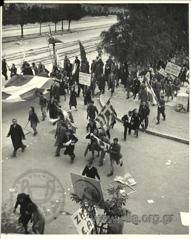 Κυριακή, 3 Δεκεμβρίου. Διαδήλωση στην Αθήνα των οπαδών του ΕΑΜ. 
