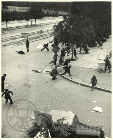 Κυριακή, 3 Δεκεμβρίου. Διαδήλωση στην Αθήνα των οπαδών του ΕΑΜ.  