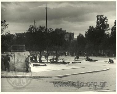 Κυριακή, 3 Δεκεμβρίου. Διαδήλωση στην Αθήνα των οπαδών του ΕΑΜ. 