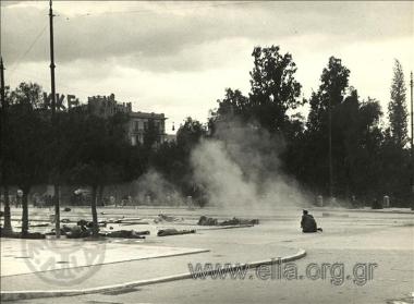 Κυριακή, 3 Δεκεμβρίου. Διαδήλωση στην Αθήνα των οπαδών του ΕΑΜ.  