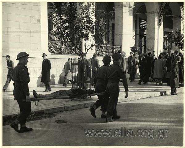Κυριακή 3 Δεκεμβρίου. Συλλαλητήριο στην Αθήνα των οπαδών του ΕΑΜ. Ένα από τα θύματα μεταφέρεται στο σταθμό πρώτων βοηθειών του ξενοδοχείου Μεγάλη Βρετανία. 