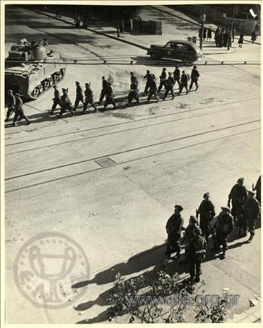 Κυριακή 3 Δεκεμβρίου. Συλλαλητήριο στην Αθήνα των οπαδών του ΕΑΜ. Οι βρετανικές δυνάμεις καταστολής της διαδήλωσης.