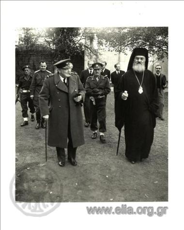 25-28 Δεκεμβρίου. Ο Winston Churcill και ο αρχιεπίσκοπος Δαμασκηνός. Πίσω αριστερά διακρίνεται ο εκπρόσωπος της ρωσικής αποστολής συνταγματάρχης Ποπώφ.