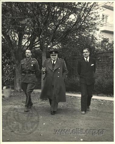 26-27 Δεκεμβρίου.  Ο Winston Churcill με τους Harold Alexander, διοικητή των συμμαχικών δυνάμεων στη Μεσόγειο, και Anthony Eden υπουργό εξωτερικών της Βρετανίας.