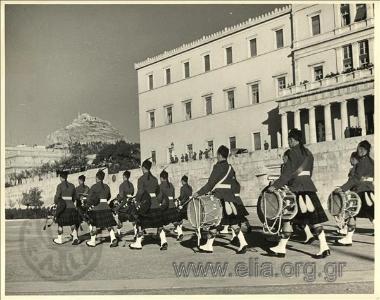 Παρέλαση σκωτσέζων μπροστά από τη Βουλή.