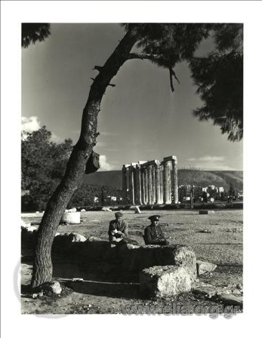 Στρατιωτικοί στους στύλους του Ολυμπίου Διός.