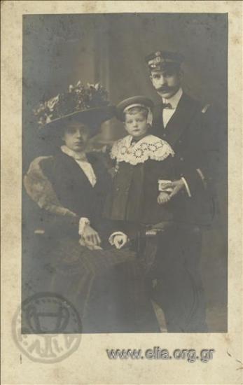 Το ζεύγος Παν. Κουρουσόπουλου με το γιο τους Θεμιστοκλή (;).