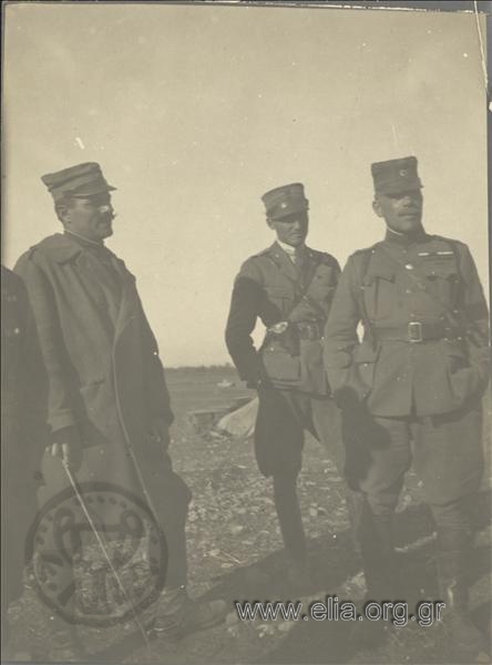 Ο Β. Κουρουσόπουλος με άλλους αξιωματικούς.