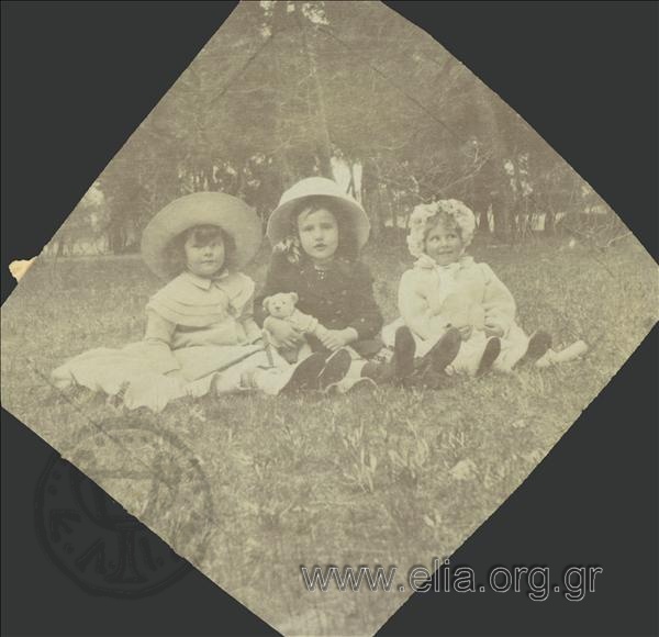 Ο Νικόλας Κάλας (1907-1988), παιδί, με δύο κορίτσια σε πάρκο στο Χαλάνδρι.