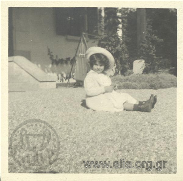 Ο Νικόλας Κάλας (1907-1988), παιδί, σε κήπο, Champ Soleil.
