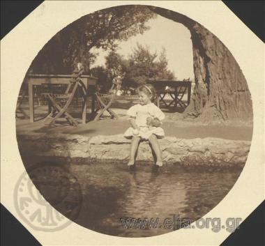 Η Hélène σε ποτάμι πάρκου.