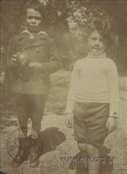 Ο Νικόλας Κάλας (1907-1988), παιδί,  με φίλο στον Εθνικό Κήπο.