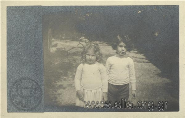 Nikolaos Kalas (1907-1988) with Hélène, children, in the National Garden