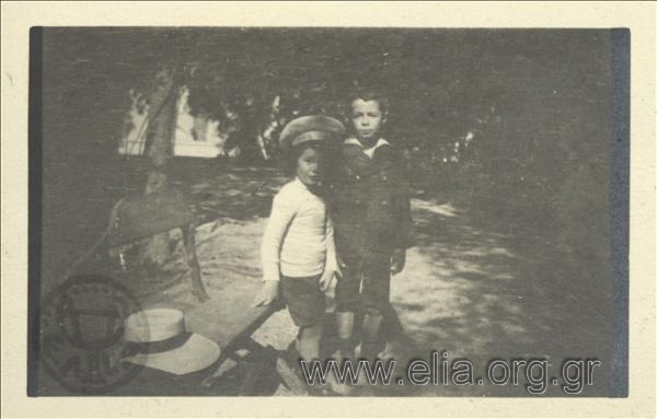 Ο Νικόλας Κάλας (1907-1988), παιδί, με φίλο στον Εθνικό Κήπο.