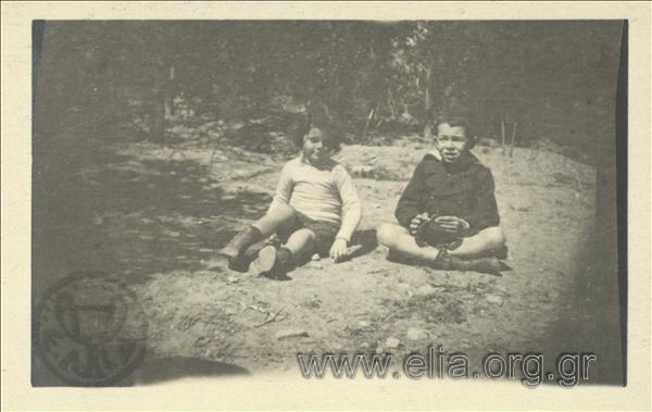 Ο Νικόλας Κάλας (1907-1988), παιδί, με φίλο στον Εθνικό Κήπο.