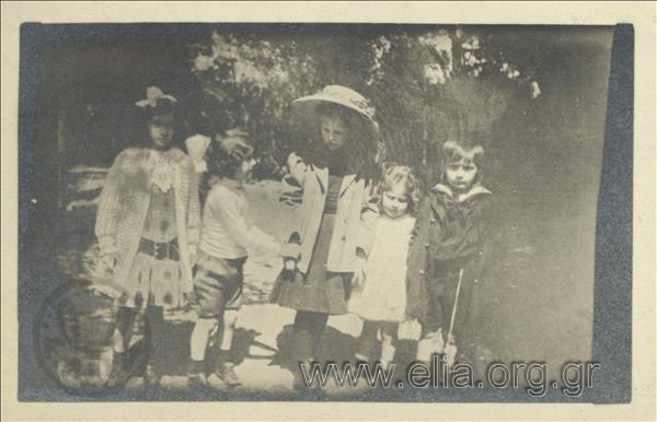 Ο Νικόλας Κάλας (1907-1988), παιδί, με φίλους στον Εθνικό Κήπο.