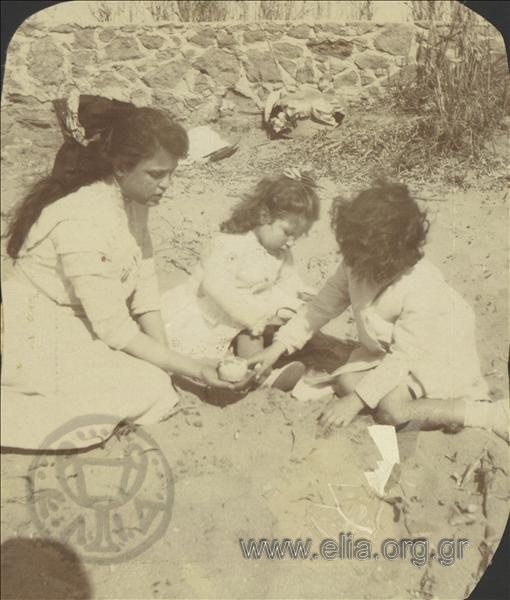 Ο Νικόλας Κάλας (1907-1988), παιδί, με φίλες παίζουν στην άμμο, Παλαιό Φάληρο.