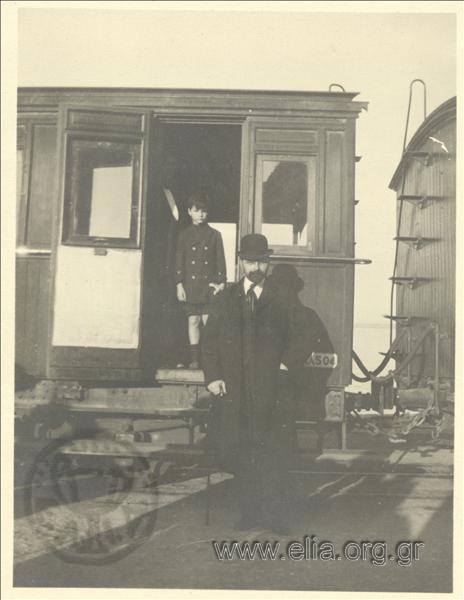 Ο Νικόλας Κάλας (1907-1988), παιδί, με τον πατέρα του, Ιωάννη, σε βαγόνι.