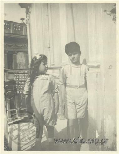 Nikolaos Kalas (1907-1988) and Hélène, children, on a balcony