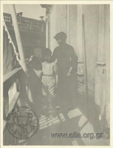 Nikolaos Kalas (1907-1988), Hélène, children and a woman on a balcony