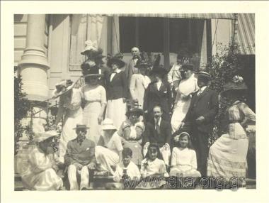 Μεγάλη συντροφιά στη σκάλα της εισόδου του ξενοδοχείου.