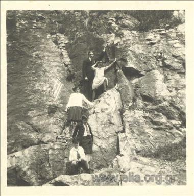 Από τη διαμονή της οικογένειας Καλαμάρη στο Palace. Ο μικρός Νίκης με φίλους σε βράχια.