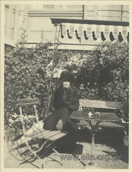 Από τη διαμονή της οικογένειας Καλαμάρη στο Palace. Ηλικιωμένη με ένδυμα περιπάτου κάθεται στον κήπο του ξενοδοχείου.