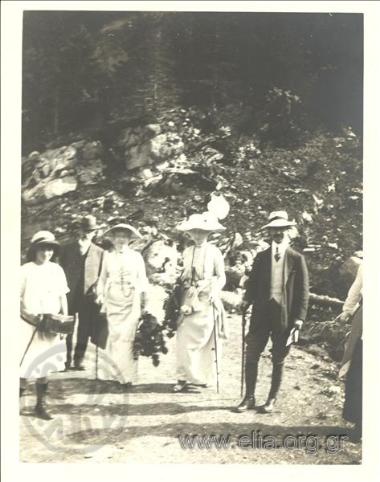 Από τη διαμονή της οικογένειας Καλαμάρη στο Palace. Συντροφιά σε περίπατο.