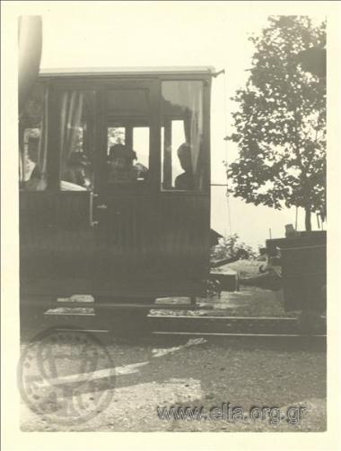 Από τη διαμονή της οικογένειας Καλαμάρη στο Palace. Στο βαγόνι του μικρού τρένου για το ξενοδοχείο.