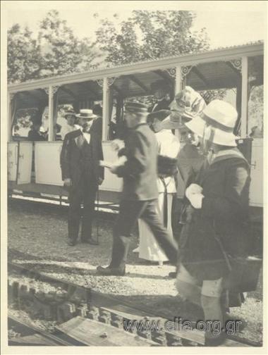 Από τη διαμονή της οικογένειας Καλαμάρη στο Palace. Εκδρομικό τρένο για το βουνό.